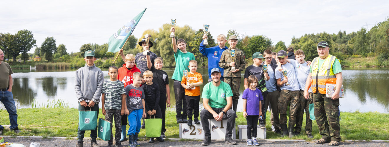 młodzież podczas zawodów wędkarskich